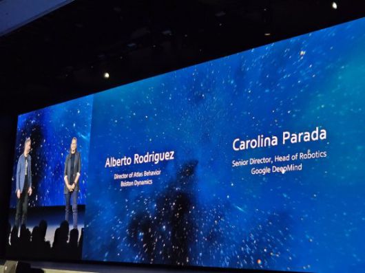 현대차그룹이 5일(현지시간) 미국 라스베이거스 만달레이 베이 컨벤션 센터에서 열린 세계 최대 가전·정보기술(IT) 전시회 CES 2026에서 '인공지능(AI) 로보틱스, 실험실을 넘어 삶으로: Partnering Human Progress'를 주제로 미디어 데이를 연 가운데, 보스턴다이나믹스와 구글 딥마인드 관계자가 전략적인 협력으로 기술개발에 나서기로 했다고 발표하고 있다. 사진=김학재기자