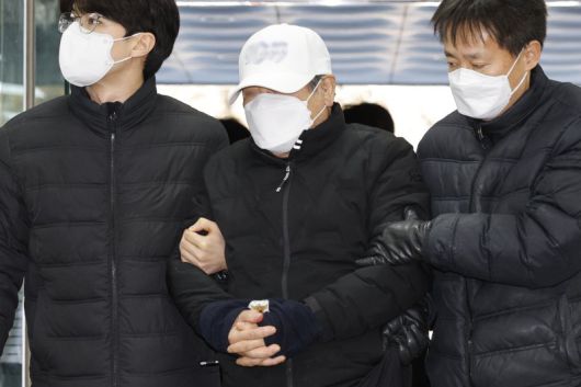 서울 종각역 인근에서 차량 돌진 사고로 15명의 사상자를 낸 70대 남성 택시 운전사가 5일 오후 서울 서초구 중앙지방법원에서 열린 교통사고처리 특례법상 치사상·특정범죄 가중처벌 등에 관한 법률상 운전 등 치사상·도로교통법상 약물운전 혐의 구속 전 피의자심문(영장실질심사)에 출석하고 있다. 2026.1.5/뉴스1