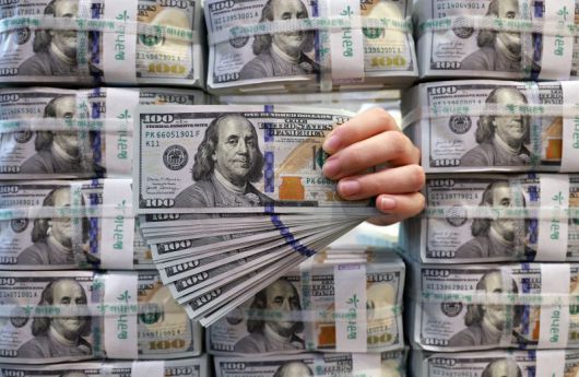 지난해 12월 3일 서울 중구 하나은행 위변조대응센터에서 직원이 달러화를 정리하고 있다. 연합뉴스