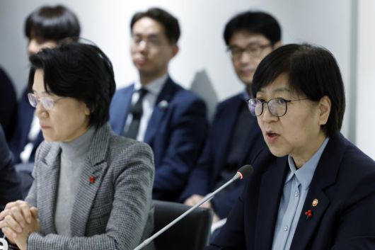 정은경 보건복지부 장관(오른쪽)이 6일 서울시 중구 세종대로 컨퍼런스하우스 달개비에서 열린 제2차 보건의료정책심의위원회 회의에서 모두 발언을 하고 있다. 사진=뉴스1