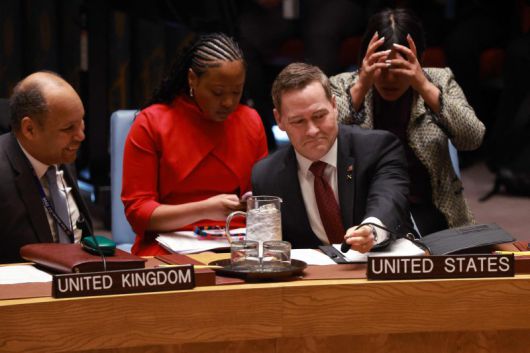 5일(현지시간) 미국 뉴욕의 유엔 본부에서 마이크 왈츠 유엔 주재 미국 대사(오른쪽)가 영국 대표와 대화하고 있다.AFP연합뉴스