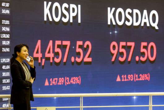 5일 코스피 지수는 전 거래일(4309.63)보다 147.89포인트(3.43%) 오른 4457.52에, 코스닥 지수는 전 거래일(945.57)보다 11.93포인트(1.26%) 오른 957.50에 장을 마쳤다. /사진=뉴시스