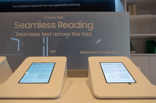 삼성디스플레이가 5일(현지시간)미국 라스베이거스 CES 2026에서 공개한 차세대 폴더블 패널(오른쪽)과 기존 폴더블 패널(왼쪽). 기존 대품 대비, 주름 깊이가 약 20% 개선됐다. 삼성디스플레이 제공