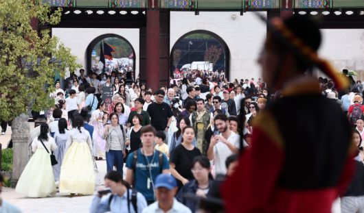 지난해 10월 3일 서울 종로구 경복궁에서 한복을 차려입은 시민들과 외국인 관광객들이 즐거운 시간을 보내고 있다. 사진=뉴스1