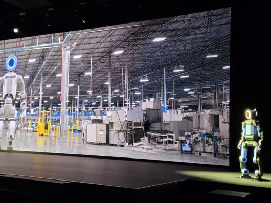 현대차그룹이 5일(현지시간) 미국 라스베이거스 만달레이 베이 컨벤션 센터에서 열린 세계 최대 가전·정보기술(IT) 전시회 CES 2026에서 'AI 로보틱스, 실험실을 넘어 삶으로: Partnering Human Progress'를 주제로 미디어 데이를 열고 '차세대 전동식 아틀라스 개발형 모델(The Atlas product)'을 최초 공개하고 있다. 사진=김학재기자