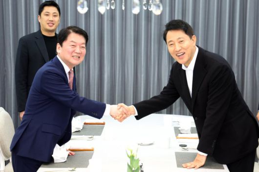 오세훈 서울시장(오른쪽)과 안철수 국민의힘 국회의원(왼쪽)이 6일 오후 서울 용산구 한나동 서울시장 공관에서 회동을 하고 있다. 뉴스1