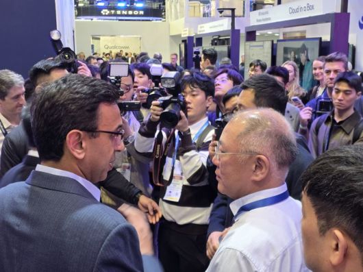 정의선 현대자동차그룹 회장이 6일(현지시간) 세계 최대 가전·정보기술(IT) 전시회 CES 2026가 열린 라스베이거스 컨벤션센터(LVCC)을 찾아 퀄컴 부스에서 관계자들과 만나고 있다. 사진=김학재기자