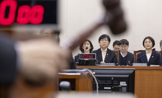 정은경 보건복지부 장관(왼쪽)과 이스란 차관이 7일 국회에서 열린 보건복지위 전체 회의에 출석해 박주민 위원장의 아동수당법 개정안 상정을 지켜보고 있다. 이날 복지위에서는 아동수당 지급 연령을 점차 상향해 2030년엔 만 12세 이하까지로 확대하고, 비수도권과 인구 감소지역에는 매월 최대 2만원 더 주는 아동수당법 개정안이 여야 합의로 처리했다. 연합뉴스
