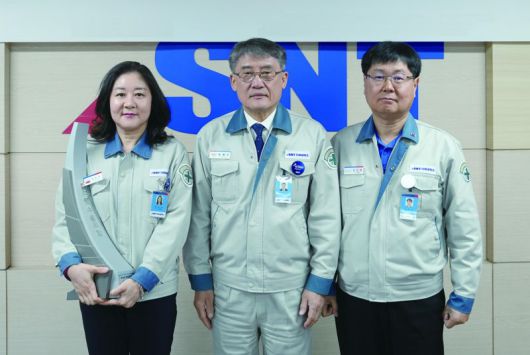 SNT다이내믹스 창원 본사에서 열린 ‘일억불 수출의 탑’ 전수식에서 배성희 특사기술마케팅팀장(왼쪽부터), 박재석 대표이사 사장, 김진영 사업본부장이 기념사진을 촬영하고 있다. SNT다이내믹스 제공