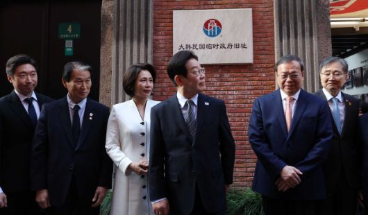 중국을 국빈 방문 중인 이재명 대통령과 김혜경 여사가 7일 상하이 임시정부청사 기념관에서 열린 대한민국 임시정부 상하이 청사 100주년 기념식에서 참석자들과 기념촬영 전 건물을 살펴보고 있다. 왼쪽부터 백범 김구 선생의 증손 김용만 더불어민주당 의원, 권오을 국가보훈부 장관, 김혜경 여사, 이재명 대통령, 천징 상하이시 인민대표대회 상무위원회 부주임, 조현 외교부 장관. 뉴시스                                  이재명 대통령이 7일 중국 상하이 국제회의중심에서 열린 한·중 벤처스타트업 서밋에서 발언하고 있다. 뉴스1