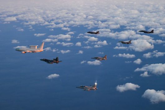 지난 2일 안규백 국방부장관이 탑승한 '하늘의 지휘소' 공군 항공통제기(E-737 / 왼쪽 첫 번째)가 KF-21 등 국산 전투기 편대의 엄호를 받으며 비행하고 있다. 안 장관은 이날 공군 항공통제기에 탑승해 한반도 전역의 군사대비태세를 점검했다. 뉴시스