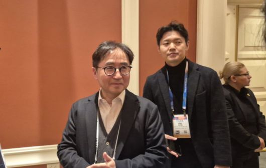 삼성전기 장덕현 사장이 6일(현지시간) 미국 라스베이거스 윈 호텔에 마련된 삼성전자 CES 단독 전시관을 둘러본 뒤, 기자들과 만나 로봇, 반도체 기판 등 사업에 대해 말하고 있다. 사진=조은효 기자