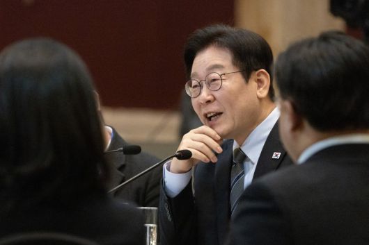 중국을 국빈 방문 중인 이재명 대통령이 7일 상하이의 한 호텔에서 열린 순방 기자단 오찬 간담회에서 발언하고 있다. 연합뉴스