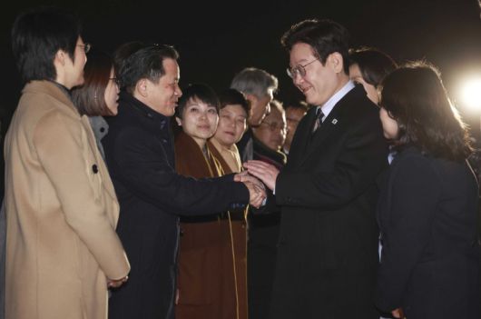 중국 국빈 방문 일정을 마친 이재명 대통령이 7일 상하이 푸동 국제공항에서 다이빙 주한중국대사와 악수를 하고 있다. 뉴시스
