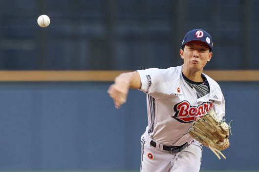 잠실야구장에서 열린 프로야구 2025 신한 SOL 뱅크 KBO리그 삼성 라이온즈와 두산 베어스의 경기. 1회초 두산 선발투수 최민석이 역투하고 있다.연합뉴스