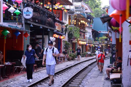베트남 하노이의 관광 명소인 기찻길 카페 거리. 베트남 정부 제공