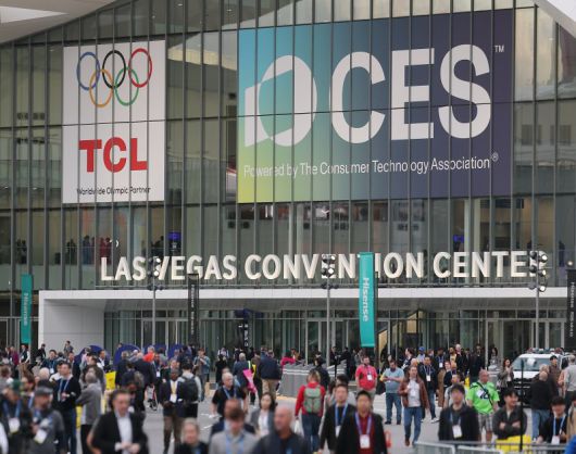 CES 개막일인 6일(현지시간) 미국 네바다주 라스베이거스 컨벤션센터(LVCC)에서 관람객들이 나서고 있다. 연합뉴스