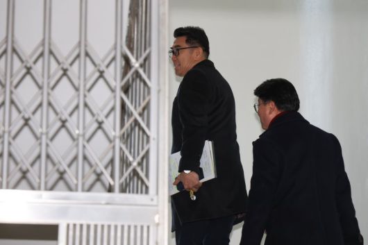 7일 오전 서울 서대문구 경찰청에서 열린 김 전 의원의 휴대전화에 대한 포렌식 조사 참관을 위해 통일교로부터 금품 수수 혐의를 받는 김규환 전 미래통합당 의원의 대리인인 장승호 씨와 변호인 등이 출석하고 있다. 뉴시스