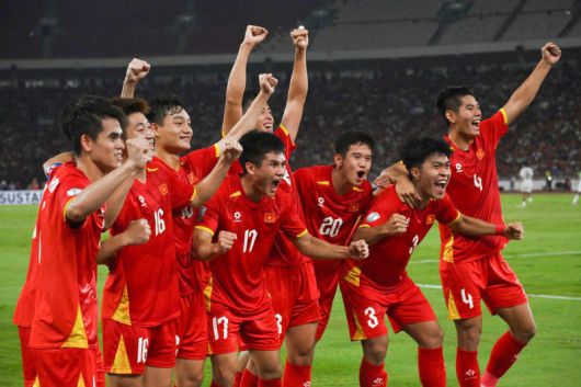 김상식 감독이 이끄는 베트남 23세 이하(U-23) 축구 대표 선수들이 29일(현지 시간) 인도네시아 자카르타의 겔로라 붕 카르노 스타디움에서 열린 2025 아세안축구연맹(AFF) U-23 챔피언십 결승전 인도네시아와 경기 전반 37분 응우옌 꽁 프엉의 선제골에 환호하고 있다. 베트남이 1-0으로 승리하고 대회 3연패를 달성했다.뉴시스