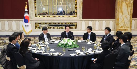 이재명 대통령이 중국 국빈 방문 마지막 날인 7일 상하이의 한 호텔에서 열린 순방 기자단 오찬 간담회에서 발언하고 있다. 뉴시스