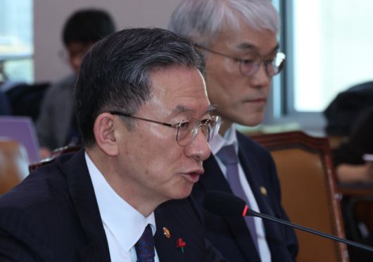 정성호 법무부 장관이 7일 오후 서울 여의도 국회에서 열린 법제사법위원회 전체회의에서 의원 질의에 답변을 하고 있다. 뉴시스