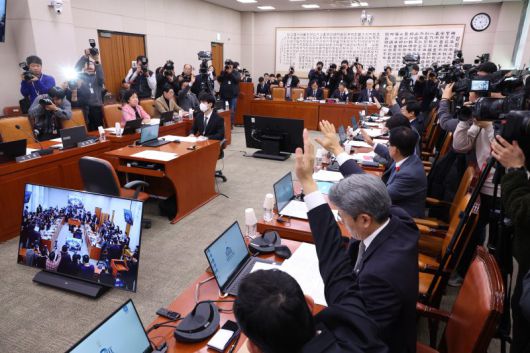 (서울=뉴스1) 신웅수 기자 = 7일 서울 여의도 국회에서 열린 법제사법위원회 전체회의에서 여야 의원들이 거수 표결하고 있다. 2026.1.7/뉴스1 /사진=뉴스1화상