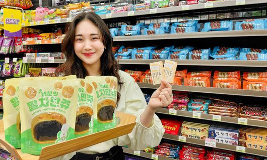 CU 모델이 노티드와 협업해 출시한 '새해 행운 디저트'를 소개하고 있다. BGF리테일 제공