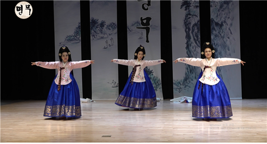 (사)내벗소리민족예술단이 대한민국 전통 무용 프로그램 '명무'를 통해 국악 저변확대에 기여한 아이넷방송그룹에 공로상을 전달했다. 아이넷방송 제공