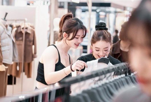 젝시믹스 대만 팝업 현장에서 고객들이 상품을 둘러보고 있다. 젝시믹스 제공