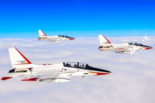 지난 2023년 10월 21일 국민조종사와 명예조종사들이 탑승한 국산 초음속 고등훈련기 T-50이 대한민국 상공을 비행하고 있다. 공군 제공