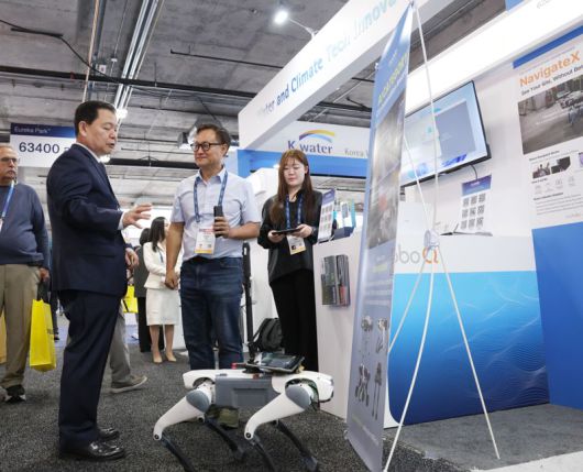 6일(현지시간) 미국 라스베이거스에서 열린 ‘CES 2026’에서 윤석대 한국수자원공사 사장(왼쪽 첫번째)이 K-water관에 전시된 AI 기반 자율주행 로봇을 살펴보고 있다. K-water 제공