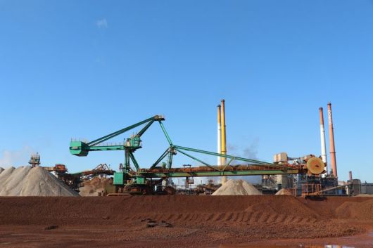 광양제철소는 최근 원료공장 설비 강건화 활동을 완료하며 안전성과 생산성을 모두 끌어올렸다고 7일 밝혔다. 사진은 광양제철소 원료야드 전경. 광양제철소 제공