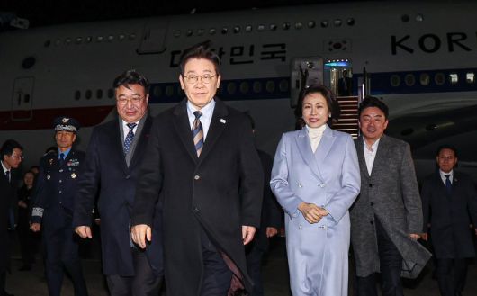 중국 국빈 방문 일정을 마치고 귀국한 이재명 대통령과 김혜경 여사가 7일 경기 성남 서울공항에 도착한 공군 1호기에서 내려 이동하고 있다. 뉴스1