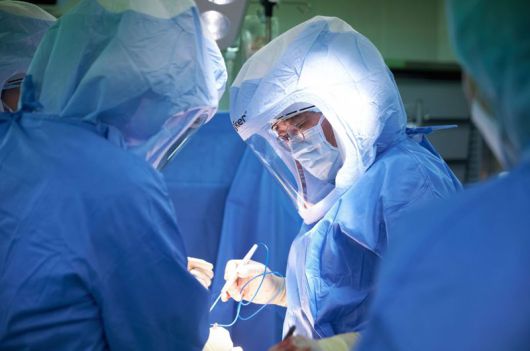 경희대병원 정형외과 유기형 교수가 인공관절치환술을 진행하고 있다. 경희대의료원 제공