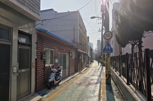 부산 부산진구 부전동 일대 사유지에 도시가스 배관을 설치 제한하는 문제로 인해 장기간 도시가스를 공급받지 못한 주택 거주민들이 배관 설치를 제한한 기업들을 상대로 소송을 제기했다. 사진은 관련 주택 밀집지역 현장. 김재운 부산시의원 제공