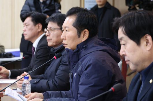 정청래 더불어민주당 대표가 7일 서울 송파구 서울시농수산식품공사에서 열린 서울 민생 현장 최고위원회의에서 발언하고 있다. 뉴스1