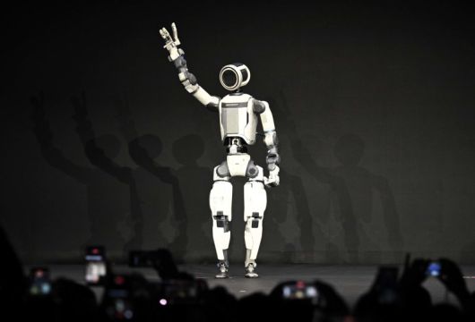 지난 5일(현지시간) 미국 네바다주 라스베이거스 만달레이베이에서 열린 현대차그룹 프레스 컨퍼런스에서 차세대 전동식 아틀라스 시제품이 손인사하고 있다. 뉴스1.