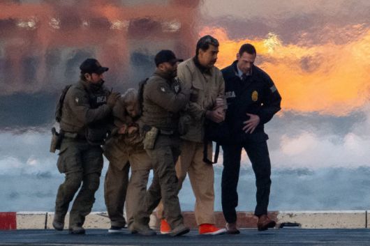 베네수엘라 독재자 니콜라스 마두로(오른쪽 두 번째) 대통령이 5일(현지시간) 미국 뉴욕 맨해튼의 법정으로 호송되고 있다. 로이터 연합