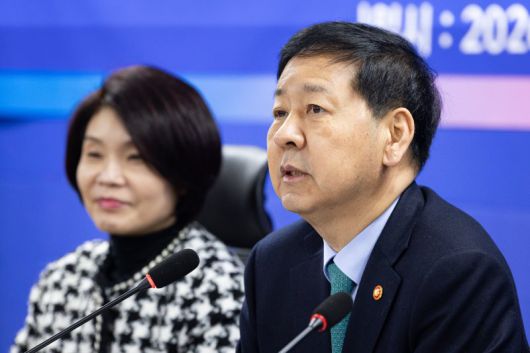 구윤철 부총리 겸 재정경제부 장관이 7일 서울 여의도 국회 의원회관에서 열린 2026년 경제성장전략 당정협의에서 모두 발언을 하고 있다. 뉴스1