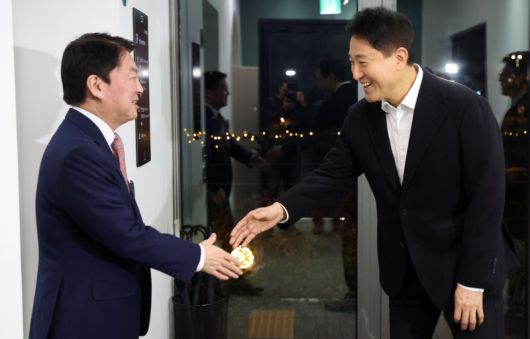 오세훈 서울시장과 안철수 국민의힘 국회의원이 6일 오후 서울 용산구 한남동 서울시장 공관에서 회동을 하고 있다. 뉴스1