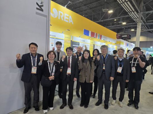 CES 2026 울산관에 참가하고 있는 울산지역 기업 7곳 관계자들과 울산시청 공무원들이 지난 6일 현지에서 의지를 다지고 있다. 울산시 제공