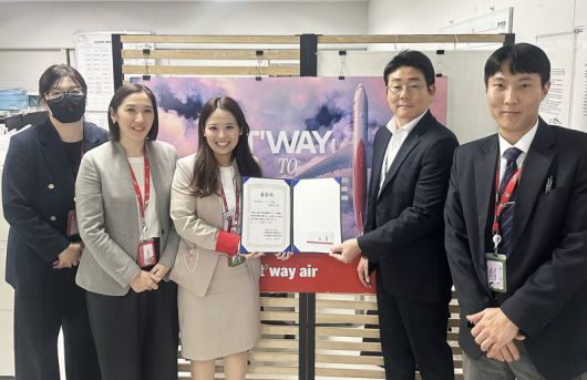 티웨이항공 후쿠오카지점이 후쿠오카 국제공항으로부터 표창을 받고 티웨이항공 우주 후쿠오카 지점장(오른쪽 두번째) 및 후쿠오카지점 직원들이 포즈를 취하고 있다. 티웨이항공 제공