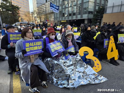 7일 오후 12시 서울 종로구 주한일본대사관 인근에서 열린 '일본군성노예제 문제해결을 위한 정기 수요시위'에서 위안부 피해자 할머니들과 시위 참석자들이 팻말을 들고 있다. 사진=박성현 기자