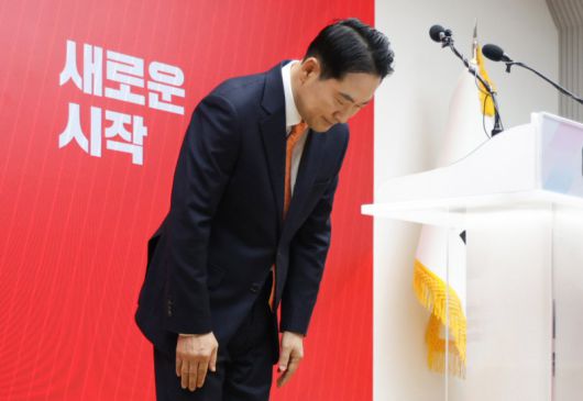 장동혁 국민의힘 대표가 7일 오전 서울 여의도 중앙당사에서 당 쇄신안을 발표와 12.3 비상계엄에 대한 사과를 마친 뒤 인사하고 있다. 뉴스1