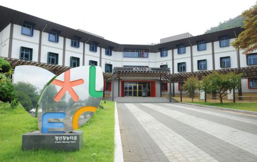 전남농업기술원은 성장 가능성이 높은 지역 청년농업인을 육성하기 위해 '청년농업인 창업 스케일업(성장) 지원 사업' 대상자를 2월 6일까지 모집한다고 밝혔다. 사진은 청년창농타운 전경. 전남농업기술원 제공