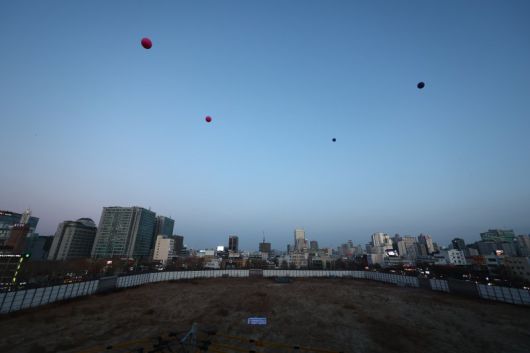 지난 2025년 12월 24일 종묘 앞 개발시 높이와 조망 시뮬레이션을 위해 서울시가 서울 종로구 종묘 인근 세운4구역에 설치한 대형풍선 모습. 뉴시스