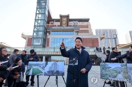 오세훈 서울시장이 지난해 12월 4일 오전 서울 종로구 세운상가 라운딩과 세운재정비 촉진지구 정비사업 정체로 불편을 호소하는 주민들과의 간담회를 마치고 세운지구 재개발 관련 백브리핑을 하고 있다. 연합뉴스