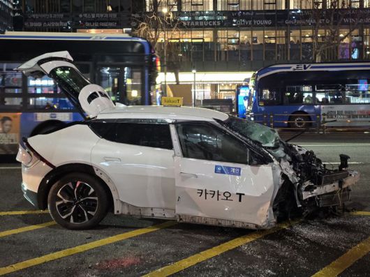 지난 2일 오후 6시5분께 서울 지하철 1호선 종각역 인근에서 택시가 인도로 돌진해 횡단보도에서 신호 대기 중이던 시민들을 들이받는 사고가 발생했다. 사진은 이날 사고를 일으킨 택시. 사진=서지윤 기자