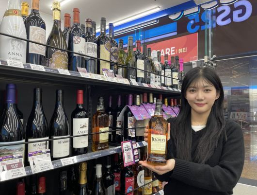 GS25 모델이 가성비를 앞세운 위스키 '티처스'를 소개하고 있다. GS25 제공