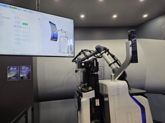 두산로보틱스의 '스캔앤고'가 6일(현지시간) 미국 라스베이거스 컨벤션센터(LVCC)에서 구조물 스캔 작업을 시연하고 있다. 사진=김학재 기자